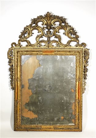 SPECCHIERA IN LEGNO DORATO XIX secolo intagliata con motivi floreali, cimasa...