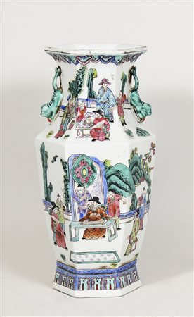 VASO A BALAUSTRO ESAGONALE IN PORCELLANA POLICROMA Cina, XX secolo dipinto...
