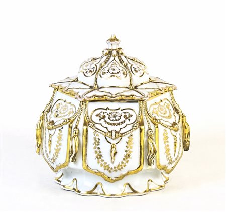 SCATOLA IN PORCELLANA Francia, XIX secolo lumeggiata in oro con motivi...