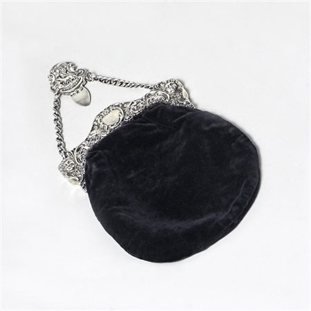 BORSETTA IN VELLUTO NERO E ARGENTO Chester, 1899 fermezza in argento sbalzata...