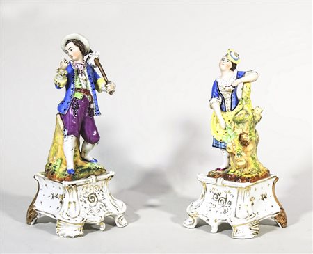 COPPIA DI FIORIERE IN PORCELLANA POLICROMA Francia, XIX secolo modellate come...