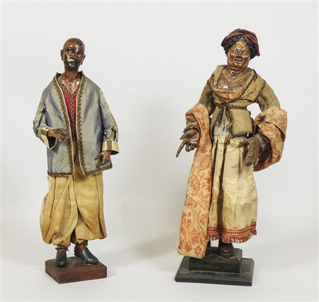 DUE FIGURE DA PRESEPE IN LEGNO LACCATO XIX secolo raffiguranti popolani,...