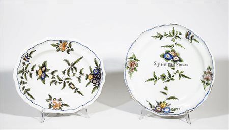 SERIE DI QUATTORDICI PIATTI IN MAIOLICA Bassano, XIX secolo dipinti con il...