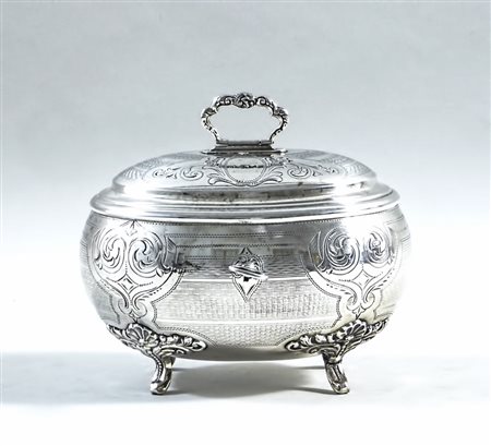 COFANETTO IN ARGENTO Austria, metà del XIX secolo di forma ovale bombata...