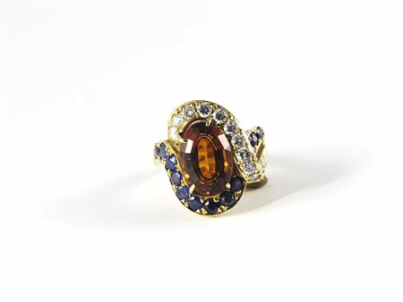 ANELLO IN ORO GIALLO, QUARZO MADERA, DIAMANTI E ZAFFIRI centrato da quarzo...