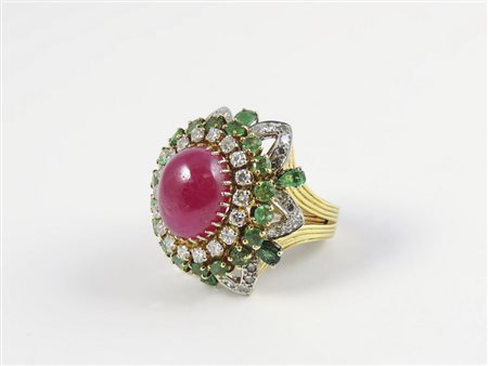 ANELLO IN ORO GIALLO, ORO BIANCO, RUBINO, SMERALDI E DIAMANTI centrato da un...