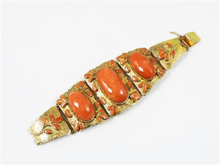 BRACCIALE IN ORO GIALLO A BASSO TITOLO E GRANDI CABOCHON DI CORALLO ROSSO...