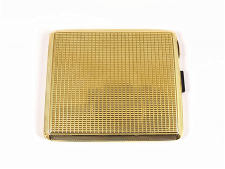 PORTASIGARETTE IN ORO GIALLO Cusi Milano, Anni Quaranta cesellato con motivi...