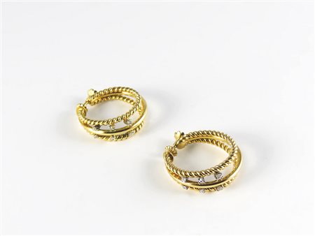 PAIO DI ORECCHINI IN ORO GIALLO E DIAMANTI realizzati come cerchi gr 16, 5...