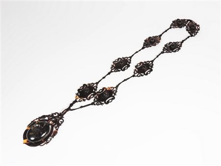 IMPORTANTE COLLANA IN TARTARUGA Anni Trenta nove maglie centrate da...