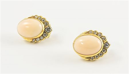 PAIO DI ORECCHINI IN ORO GIALLO, CORALLO ROSA E DIAMANTI ciascuno relaizzato...