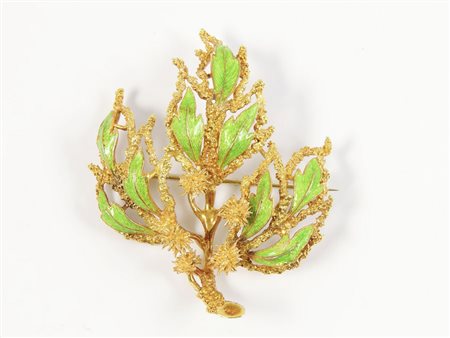 SPILLA IN ORO GIALLO E SMALTI realizzata come un tralcio di foglie verdi e...