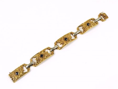 BRACCIALE IN ORO GIALLO, ORO BIANCO E ZAFFIRI CARRÉ Anni Cinquanta realizzato...