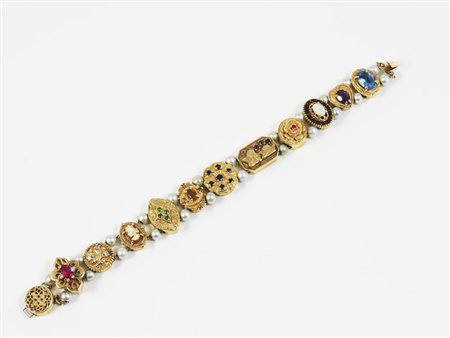 BRACCIALE IN ORO GIALLO A BASSO TITOLO E PERLE realizzato con medaglioni...