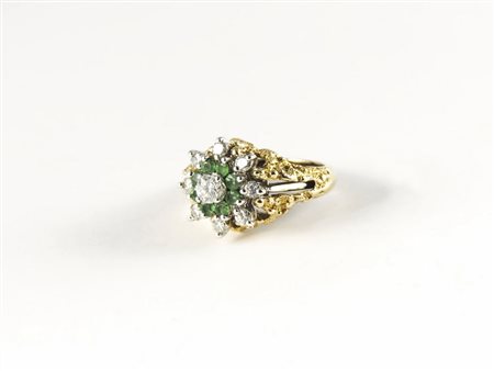 ANELLO IN ORO GIALLO, ORO BIANCO A BASSO A TITOLO, DIAMANTI E SMERALDI...