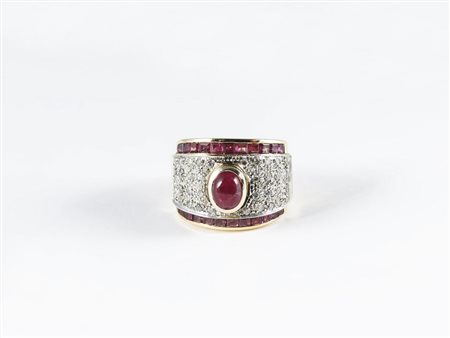 ANELLO A FASCIA IN ORO GIALLO, ORO BIANCO, RUBINI E DIAMANTI Anni Ottanta...