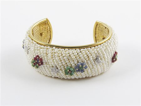 BRACCIALE RIGIDO IN ORO GIALLO, PERLE E PIETRE COLORATE Giodoro, Anni Novanta...