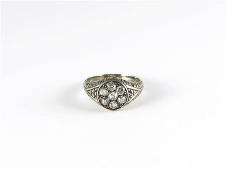 ANELLO IN ORO BIANCO E DIAMANTI Anni Cinquanta inciso con motivi floreali...