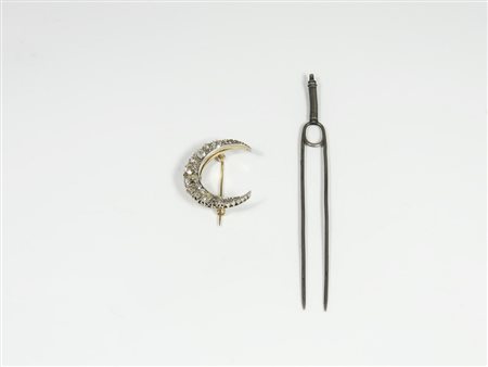 SPILLA A MEZZALUNA IN ORO GIALLO, ARGENTO E DIAMANTI inizio del XX secolo...