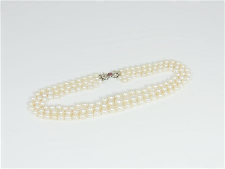 COLLANA A TRE FILI DEGRADÉ IN PERLE COLTIVATE DI ACQUA SALATA fermezza in oro...