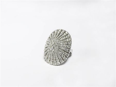 ANELLO IN ORO BIANCO E DIAMANTI di forma ovale realizzato come una cupola...