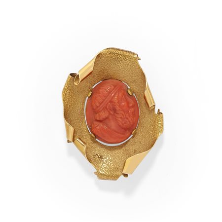 Spilla-pendente con corallo in oro giallo 18k