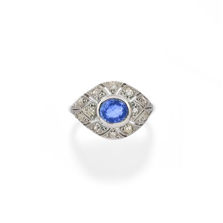 Anello con zaffiro e diamanti in oro bianco 18k