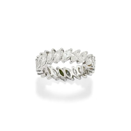 Anello eternity con diamanti  in platino