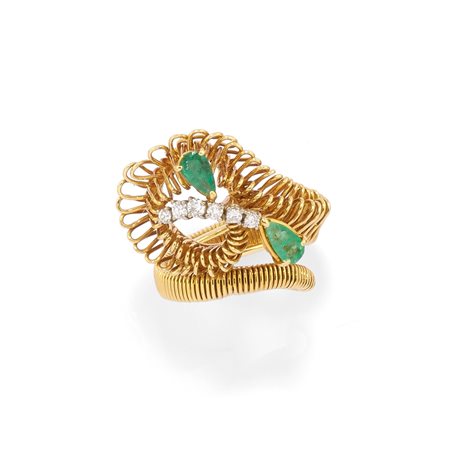 Anello con smeraldi e diamanti in oro giallo 18k
