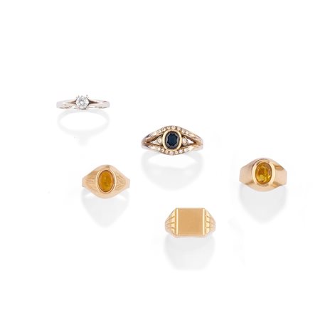 Cinque anelli in oro giallo 18k