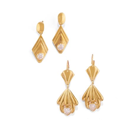 Due coppie di orecchini con pietre incolori in oro giallo 18k