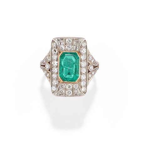 Anello con smeraldo in platino e oro giallo 18K