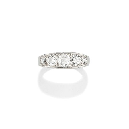 Anello con diamanti in platino