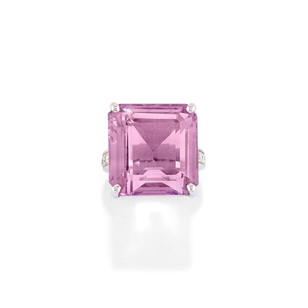 Anello con grande ametista in oro bianco 18k