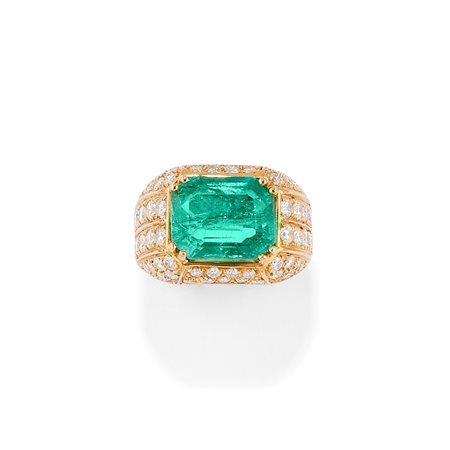 Anello con smeraldo in oro giallo 18k