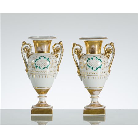 MANIFATTURA FRANCESE DEGLI INIZI XIX SECOLO, Coppia di vasi