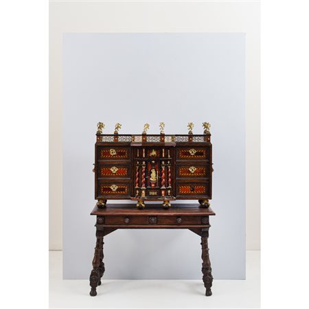 MANIFATTURA SPAGNOLA DEL XVIII SECOLO, Monetiere con base