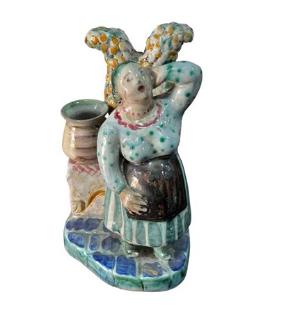 Statuetta in ceramica smaltata, periodo XX secolo, raffigurante Donna al...