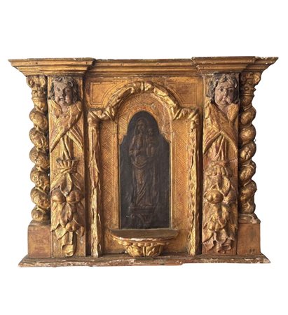 Tabernacolo in legno intagliato e dorato, manifattura Italiana XVII secolo....