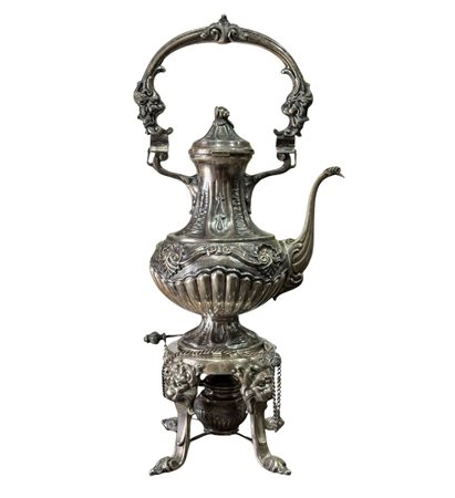 Antico Samovar decorativo in metallo argentato, usato tradizionalmente per...