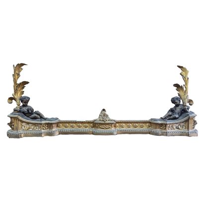 Alare da camino in bronzo dorato, periodo XIX secolo, montante due Puttini...