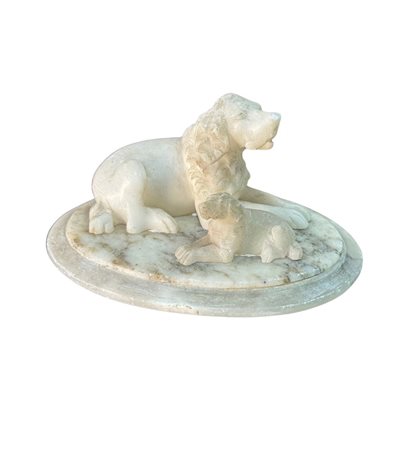 Scultura in marmo bianco, periodo XX secolo, raffigurante Cane con cucciolo....