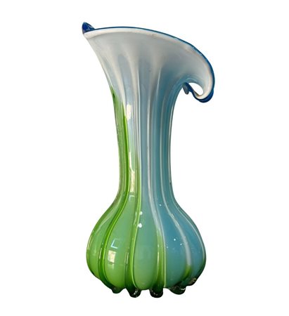Vaso in vetro fabbricazione Murano, periodo XX secolo. Dimensioni: h34x16x20...