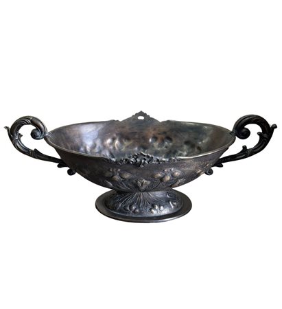 Vaso centrotavola cesellato a mano in bronzo patinato, periodo XIX/XX secolo....