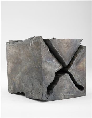 Giuseppe Spagnulo "Cubus" 2005
ferro
cm 15,7x15,5x16,5

Provenienza
Otto Gallery