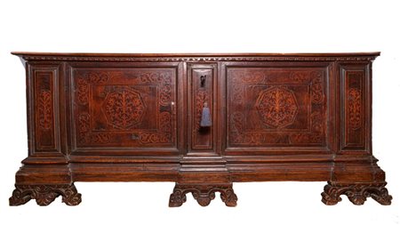  
Cassapanca rinascimentale intarsiata Italia settentrionale, XVII secolo
 Altezza x larghezza x profondità: 165 x 55 x 67 cm.
