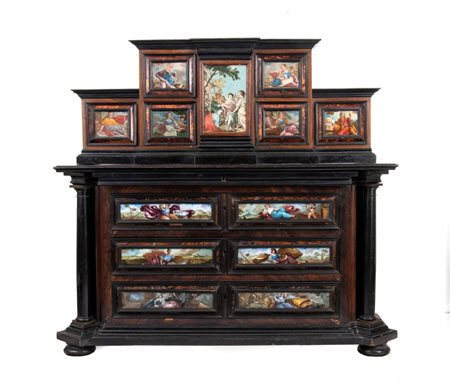  
Stipo commode italiano in palissandro e tartaruga con vetri dipinti, Luigi XIV Roma, XVIII secolo
 Altezza x larghezza x profondità: 162 x 181 x 54 cm.