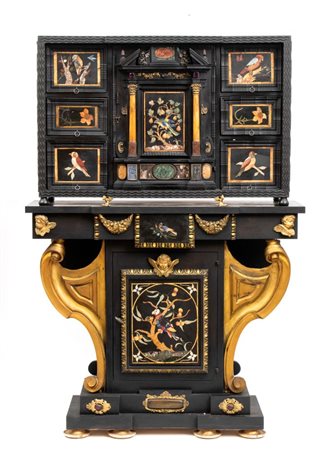  
Monetiere con pietre dure Opificio Granducale per i Brancaleoni della Rocca Leonella, Italia fine XVII, inizio XVIII secolo
 Altezza x larghezza x profondità: 152 x 105 x 35 cm.