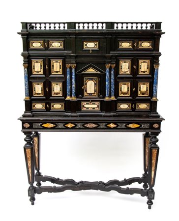  
Monetiere italiano con marmi policromi Italia centrale, inizio XVII secolo
 Altezza x larghezza x profondità: 175 x 130 x 44 cm.