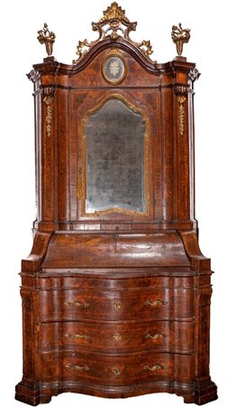  
Trumeau veneto Verona, XVIII secolo
 Altezza x larghezza x profondità: 270 x 131,5 x 60 cm.